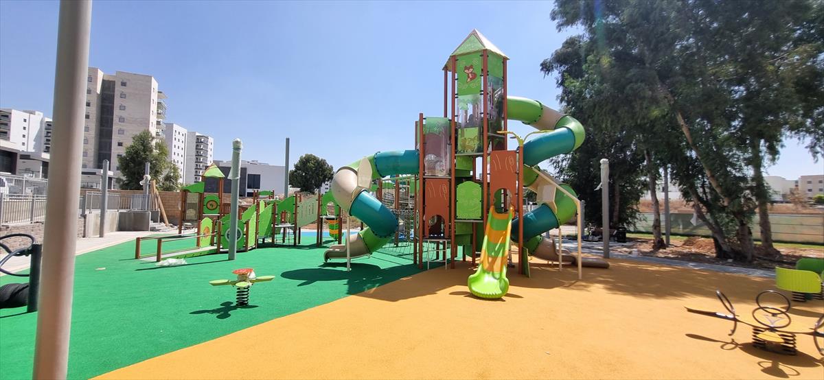 Psagot Playgrounds Berkeley Commercial Playground - HDPE play system with climbing and rope for ages 5-12